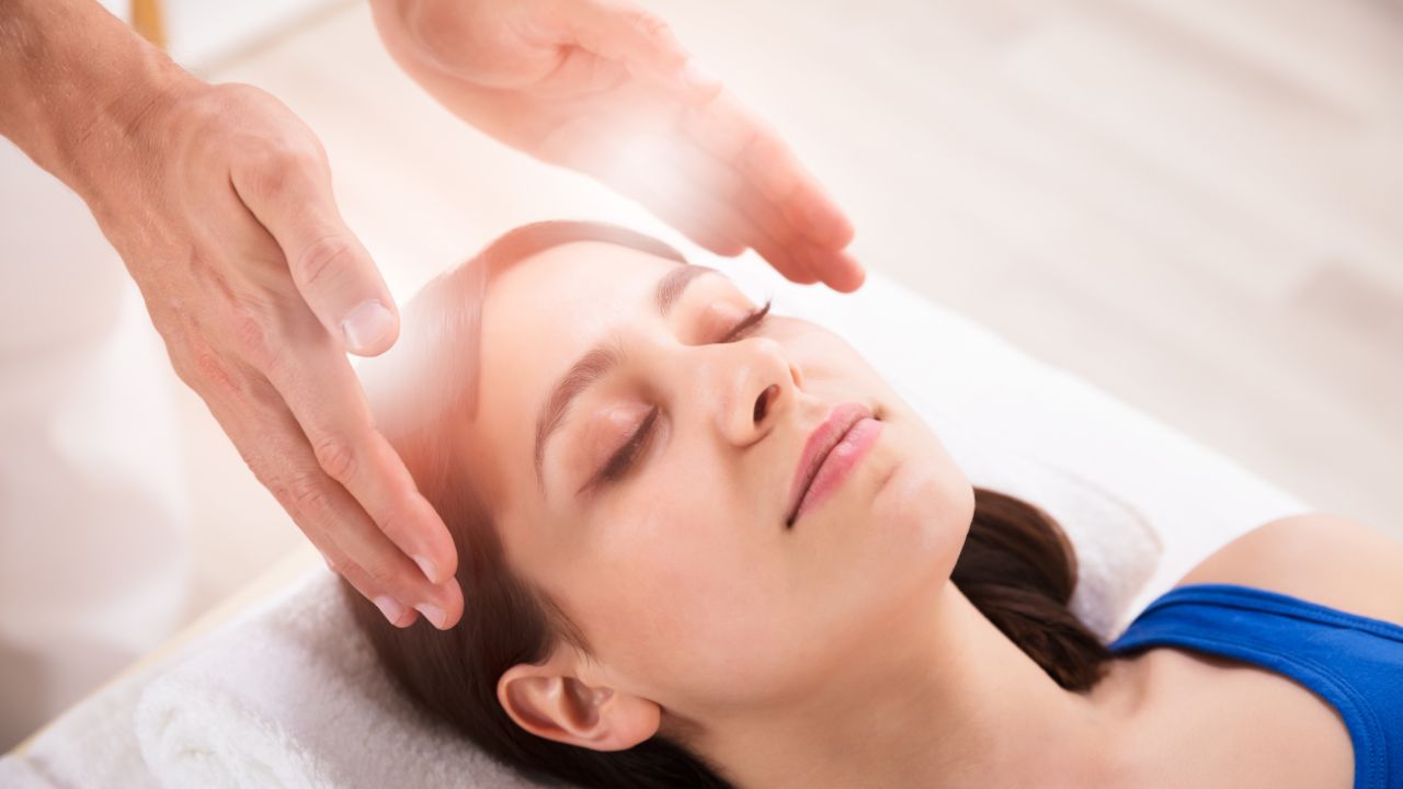 A woman is receiving a relaxing head massage from a therapist, incorporating holistic therapy techniques.
Keywords: holistic therapy fort lauderdale atma acupuncture